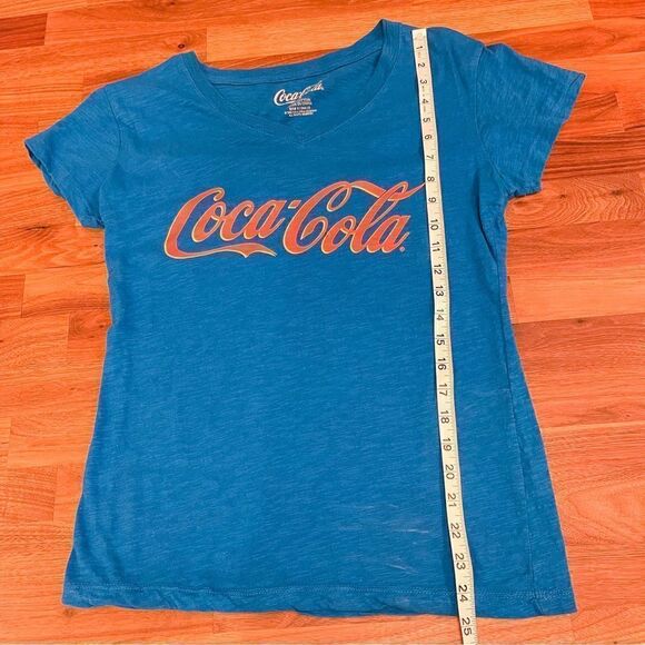 🍋 Women’s Classic Coca-Cola Logo V-Neck T-Shirt Size M - Picture 4 of 5